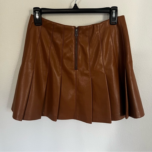 NEW Alice + Olivia Carter Vegan Camel Pleated Leather Skirt 4 - Picture 6 of 11
